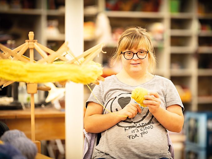 Mitarbeiterin der Wollwerkstatt Mitarbeiterin der Wollwerkstatt